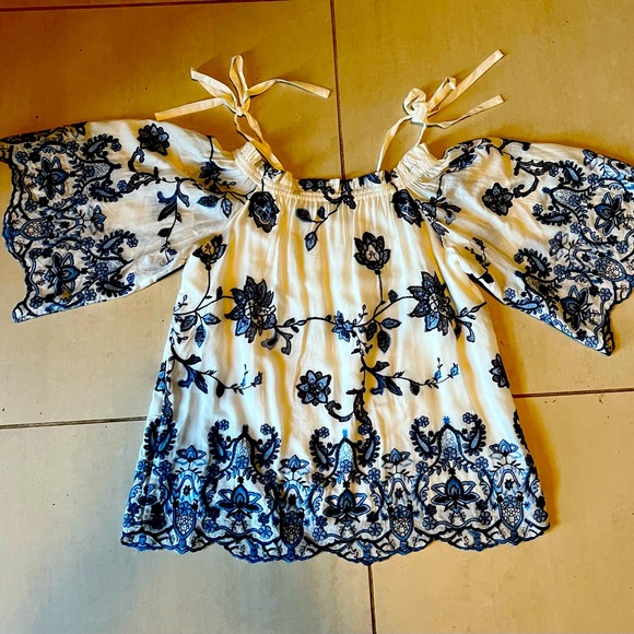 Parker off the shoulder blouse. XS. Flower embroidery - Picture 2 of 9